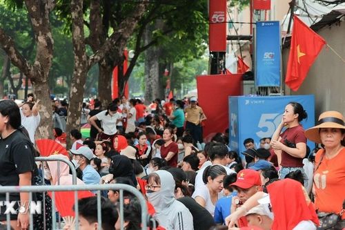 'Khối yêu nước' đã ngồi chật kín các khu phố quanh Quảng trường Ba Đình