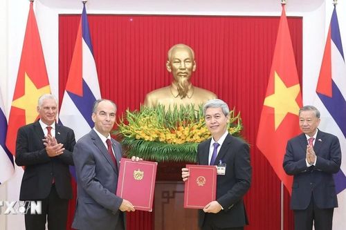 Tổng Bí thư và Chủ tịch nước Cuba chứng kiến Lễ trao văn kiện hợp tác hai nước