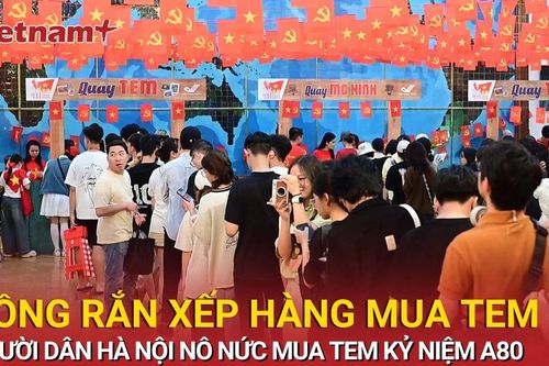 Người dân Hà Nội 'rồng rắn' xếp hàng mua tem kỷ niệm 80 năm ngày 2/9