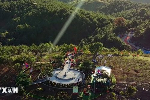 Thiêng liêng lễ chào cờ tại cột mốc 3 biên