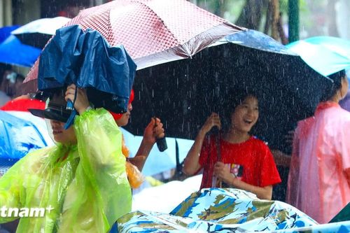 Trực tiếp 'biển người' trên phố đón chờ Lễ diễu binh, diễu hành A80