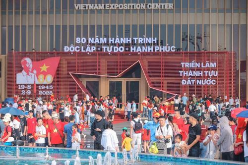 Người dân di chuyển sớm đến tham quan Trung tâm triển lãm Việt Nam
