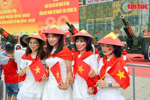 Người dân đổ về Mỹ Đình chụp ảnh lưu niệm với trận địa pháo đại bác trước thềm Quốc khánh 2/9