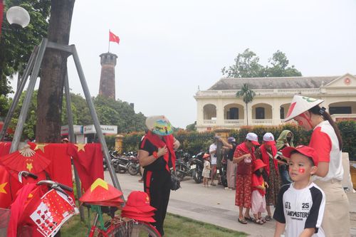 Phố phường Hà Nội sôi động chờ đón lễ diễu binh, diễu hành