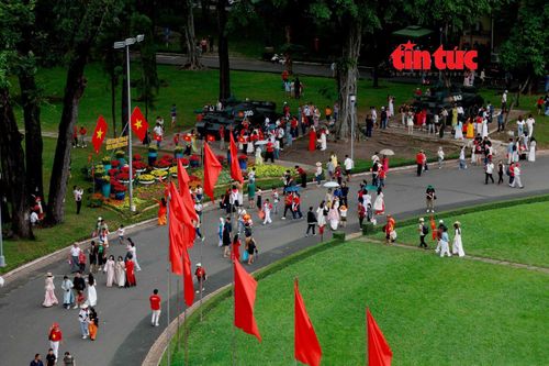 Đông đảo người dân đến tham quan Hội trường Thống Nhất trong dịp Quốc khánh