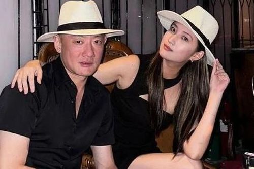 Đại gia 50 tuổi bị mỉa mai khi cưới vợ kém 20 tuổi