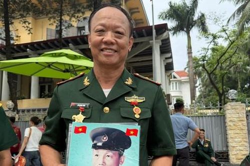 Cựu chiến binh mang theo di ảnh cha bồi hồi chờ xem diễu binh A80