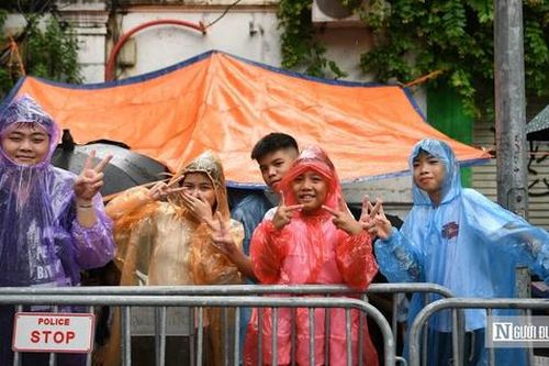 Hàng nghìn người cắm trại, đội mưa giữ chỗ xem diễu binh, diễu hành A80