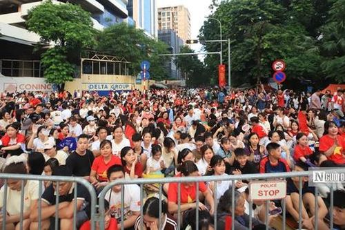 Hình ảnh biển người kiên trì đội mưa chờ Lễ diễu binh, diễu hành A80