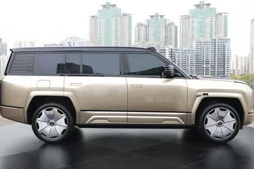 SUV siêu to, công suất 1.196 mã lực, quay 360 độ tại chỗ, giá hơn 4,8 tỷ đồng