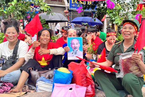 Vỉa hè thành sân khấu, người dân hát vang ca khúc 'Như có Bác Hồ trong ngày vui đại thắng'