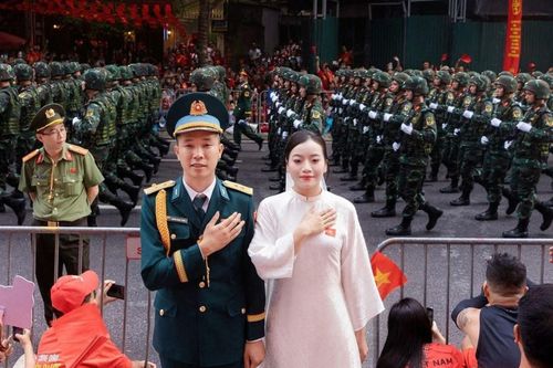 Khoảnh khắc để đời của cô dâu - chú rể trong buổi tổng duyệt diễu binh A80
