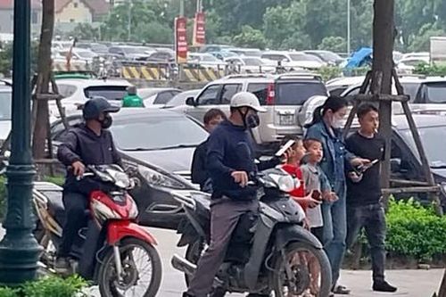 Xe ôm 'chặt chém' khách ở Trung tâm triển lãm Quốc gia