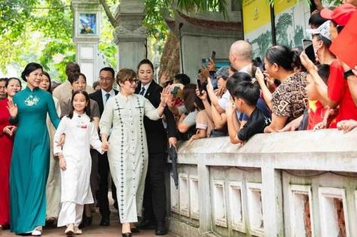 Phu nhân Tổng Bí thư Tô Lâm và Phu nhân Bí thư thứ nhất, Chủ tịch nước Cuba tham quan đền Ngọc Sơn