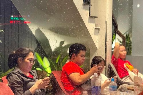 Hà Nội đêm không ngủ: Các quán cà phê kín chỗ chờ phút giây diễu binh lịch sử