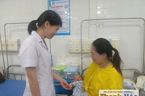 Thầm lặng những 'người mẹ' chăm sóc trẻ sơ sinh