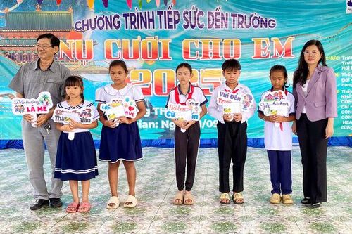 Tiếp sức đến trường cho học sinh xã Tri Tôn