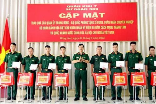 Tặng quà cho quân nhân khó khăn dịp Quốc khánh 2-9