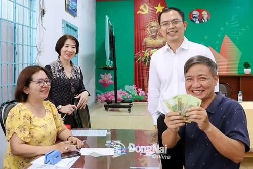 Đồng Nai: Người dân phấn khởi nhận quà Lễ Quốc khánh 2-9