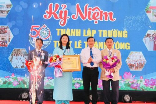 Trường THPT Lê Thánh Tông đón bằng công nhận đạt chuẩn quốc gia mức độ 1, giai đoạn 2025-2029