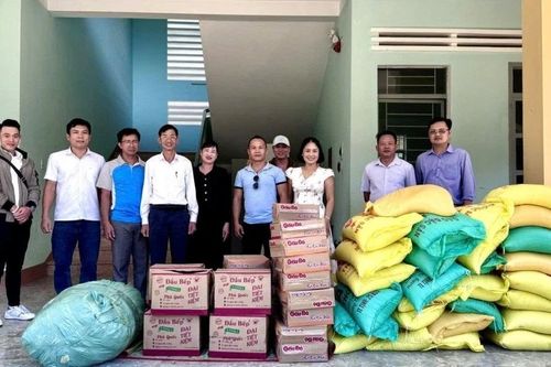 Tiếp sức cho học sinh Trường Phổ thông dân tộc bán trú Tiểu học Hà Đông trước thềm năm học mới