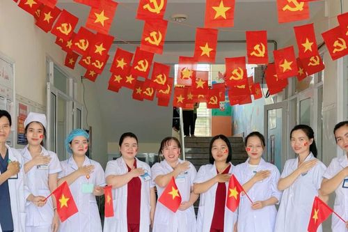 Bệnh viện rực rỡ cờ hoa cùng bệnh nhi Gia Lai chào mừng Quốc Khánh 2-9