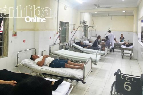Xe tải tông đuôi xe khách, 13 hành khách nhập viện