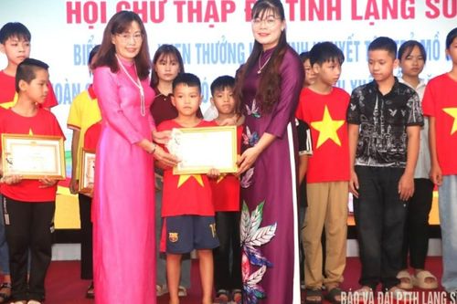 Hội Chữ thập đỏ tỉnh tổ chức biểu dương, khen thưởng cho hơn 60 học sinh khuyết tật, trẻ mồ côi, trẻ có hoàn cảnh khó khăn