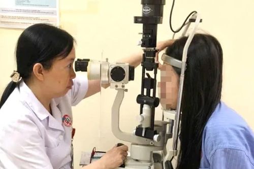 Đeo kính áp tròng, nữ bệnh nhân 20 tuổi bị loét giác mạc nguy hiểm