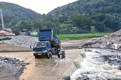 Cảnh báo người dân và du khách khi qua ngầm Nà Lặc, xã Trịnh Tường