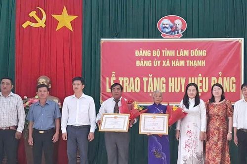 Xã Hàm Thạnh trao Huy hiệu Đảng cho 2 đảng viên dịp 2/9
