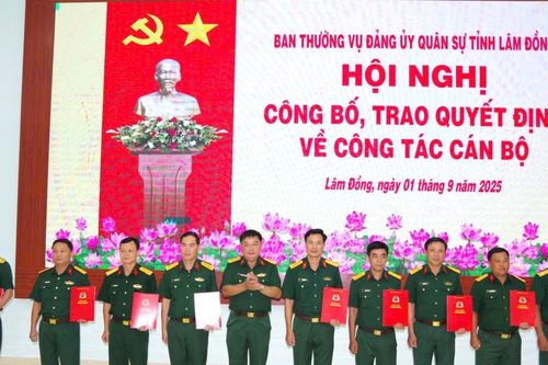 Bộ CHQS tỉnh Lâm Đồng trao quyết định về công tác cán bộ