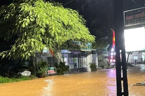 Mưa lũ về trong đêm, nhiều nhà cửa, hoa màu của người dân xã Nghị Đức bị ngập