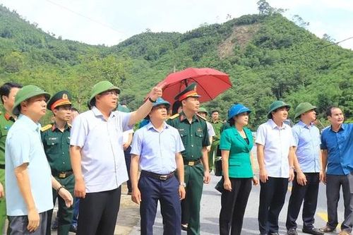 Chủ tịch UBND tỉnh Trần Duy Đông kiểm tra, cho ý kiến về xây mới trụ sở xã Trung Sơn, sau sạt lở do bão số 5