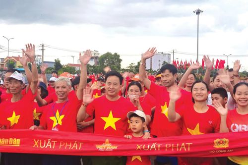 'Cùng Việt Nam tiến bước'