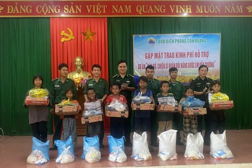 Đồn Biên phòng Cồn Roàng đồng hành cùng học sinh khó khăn đón chào năm học mới