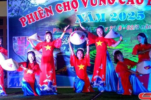 Đêm giao lưu văn nghệ tại Phiên chợ vùng cao biên giới xã Phiêng Khoài năm 2025