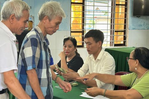 Người dân phấn khởi nhận quà mừng Tết Độc lập