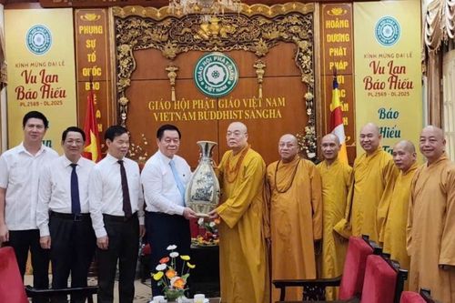 Hà Nội: Lãnh đạo Ban Tuyên giáo và Dân vận T.Ư chúc mừng Vu lan tới Trung ương GHPGVN