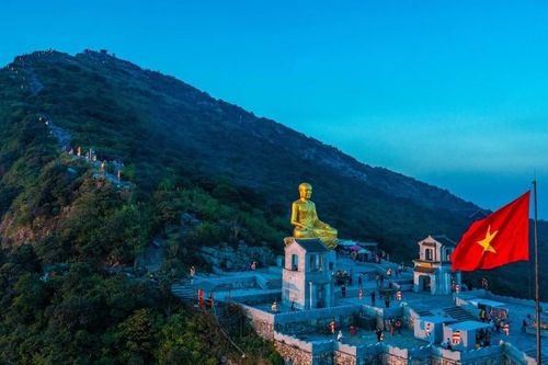 Đất nước nhìn từ đỉnh cao Yên Tử