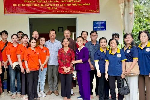 Chùa Minh Giác bàn giao 2 căn nhà tại tỉnh Vĩnh Long