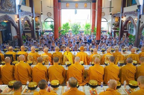 Hơn 500 Phật tử tham dự khóa tu Bát quan trai và dâng pháp y cúng dường tại tổ đình Phổ Quang (TP.HCM)