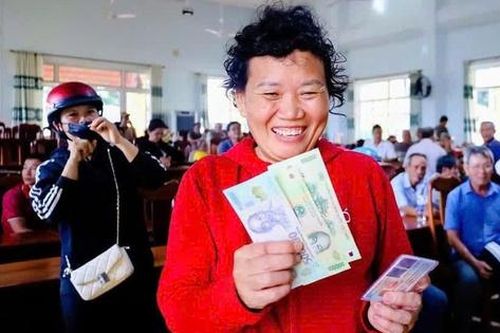 Người dân TP.HCM, Đồng Nai xếp hàng từ sáng sớm nhận quà 2/9