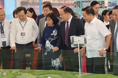 Lãnh đạo Hà Nội tham quan triển lãm không gian trưng bày hành trình phát triển của Thủ đô