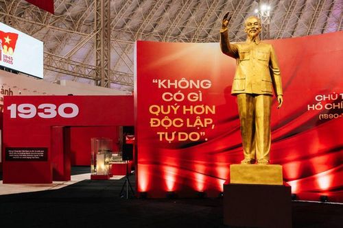 Triển lãm '95 năm Cờ Đảng soi đường': Hành trình lịch sử qua những dấu son bất diệt