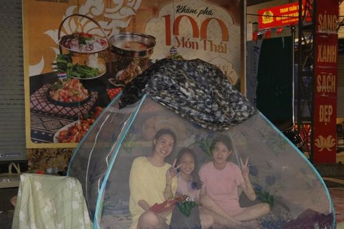 Người dân 'cắm trại' xuyên đêm chờ xem diễu binh A80