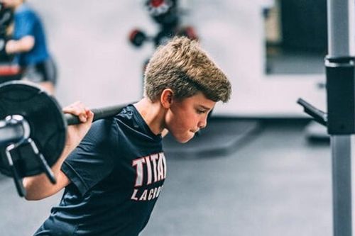 Bác sĩ tiết lộ sự thật từ quan điểm 'Tập gym làm trẻ bị lùn'