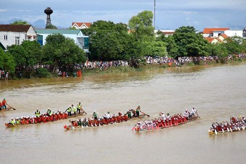 Sông Kiến Giang 'dậy sóng' với đua thuyền mừng Tết Độc lập