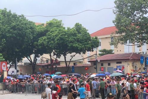 'Biển người' trên các tuyến phố đón chờ lễ diễu binh, diễu hành A80