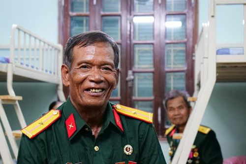 Cựu chiến binh vượt gần 1.000km để xem lễ diễu binh A80 được chàng trai Hà Nội đón vào ở 'mái nhà chung'